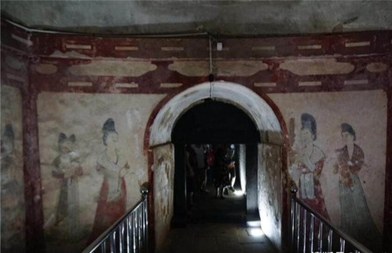 Điều này giải thích vì sao có một thi thể đứng đằng sau cửa khi người khác bước vào.