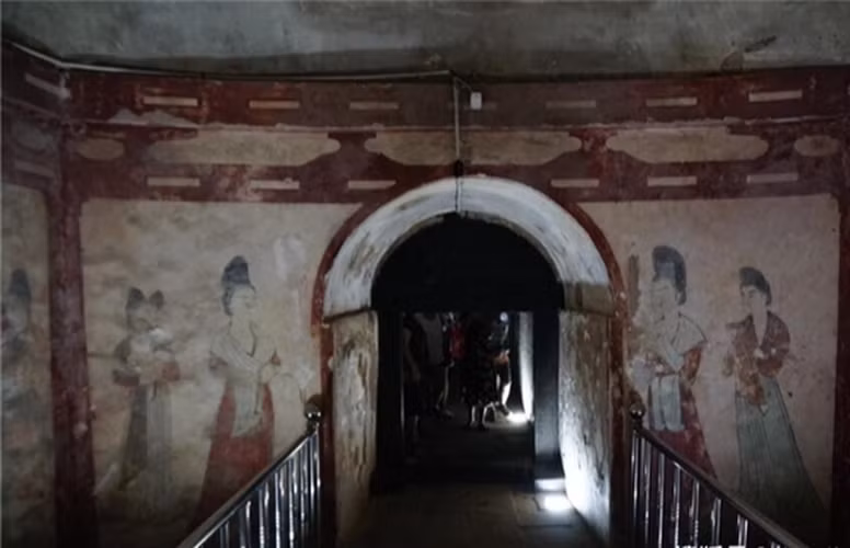 Điều này giải thích vì sao có một thi thể đứng đằng sau cửa khi người khác bước vào.