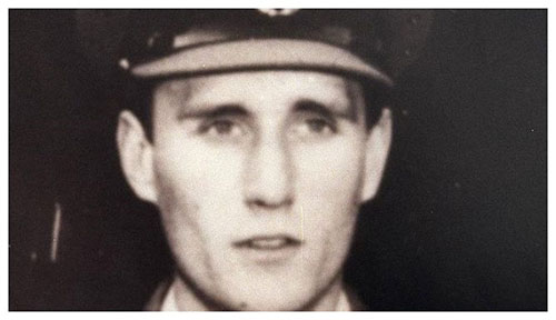 1. Phi công mất tích cùng UFO: Frederick Valentich, một phi công máy bay hạng nhẹ, đã báo cáo về việc nhìn thấy một UFO trên đảo King, Australia vào năm 1978. Máy bay của ông sau đó biến mất khỏi radar và cuộn băng ghi âm ghi lại những âm thanh không rõ nguồn gốc.