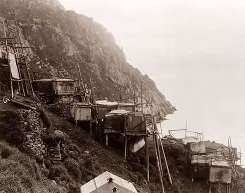 6. Sự biến mất kì lạ của cả một ngôi làng Inuit: Ngôi làng Inuit gần hồ Anjikuni biến mất vào năm 1930 mà không có dấu vết, chỉ còn lại những túp lều, quần áo và thức ăn.