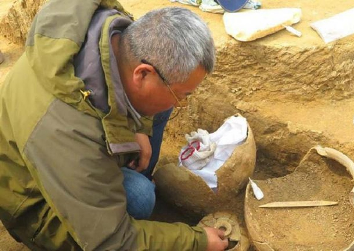 Trứng có lớp vỏ nhiều lỗ nhỏ và bên trong là lớp màng mỏng, dễ bị hỏng và dễ sinh sản vi khuẩn. Đặc biệt, khi trứng lên men trong hàng ngàn năm, chúng trở thành nguy cơ lớn.