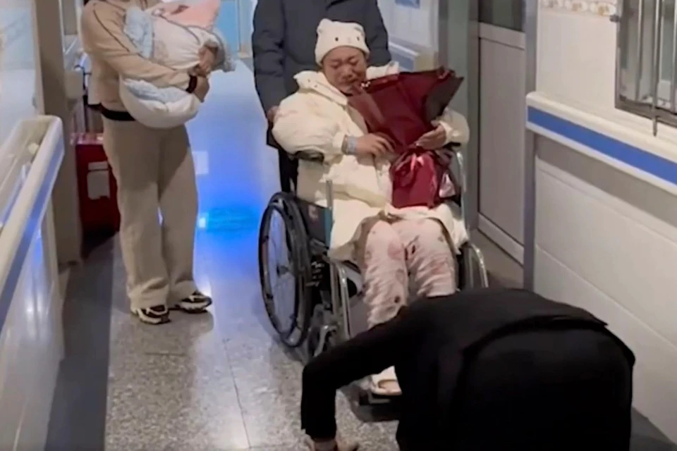 Chong quy lay cam on vo da 'lieu mang' sinh con trai nong MXH