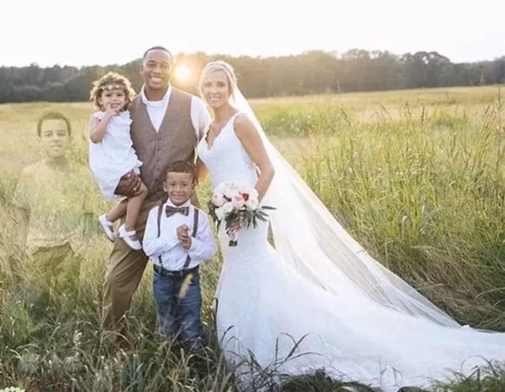 Một ví dụ là về một bác sĩ ở Nhật Bản, sau cái chết của con trai trong một tai nạn giao thông, gia đình họ đã chụp ảnh khi đến nơi tai nạn xảy ra và phát hiện ra hình ảnh của con trai mất đã xuất hiện trong bức ảnh.