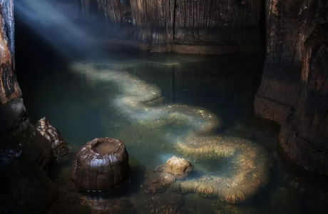 Những nhiếp ảnh gia sau đó đã đến để chụp ảnh con rồng này, tạo nên những bức ảnh siêu thực và làm cho ngôi làng Thạch Môn trở nên nổi tiếng đột ngột.