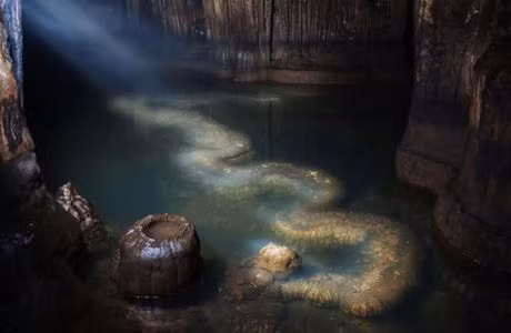 Những nhiếp ảnh gia sau đó đã đến để chụp ảnh con rồng này, tạo nên những bức ảnh siêu thực và làm cho ngôi làng Thạch Môn trở nên nổi tiếng đột ngột.