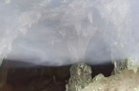 Khối đá này được nâng lên từ sâu dưới lòng đất sau quá trình biến đổi địa chất, tạo ra những nếp gấp giống vảy rồng. Ánh sáng vàng lấp lánh là do phản xạ ánh sáng và mặt nước, tạo ra cảm giác huyền bí.