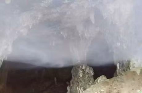 Khối đá này được nâng lên từ sâu dưới lòng đất sau quá trình biến đổi địa chất, tạo ra những nếp gấp giống vảy rồng. Ánh sáng vàng lấp lánh là do phản xạ ánh sáng và mặt nước, tạo ra cảm giác huyền bí.