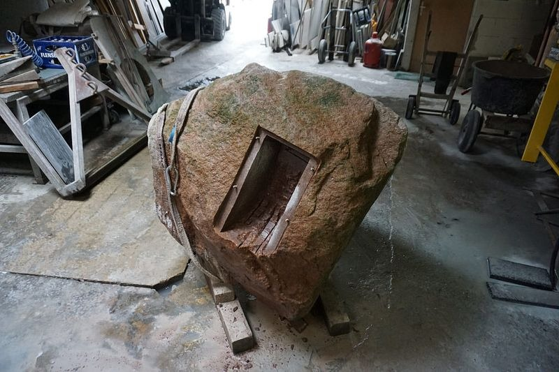 Máy phát wifi này được kích hoạt bằng nhiệt từ sự đốt nóng của tảng đá, chuyển nhiệt năng thành điện năng để hỗ trợ việc phát sóng wifi.