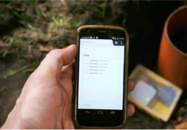 Khối đá này tuy thô kệch về vẻ ngoài, lại có khả năng phát sóng wifi nhờ vào một máy phát được cài đặt bên trong bởi nhà thiết kế Aram Barthonll.