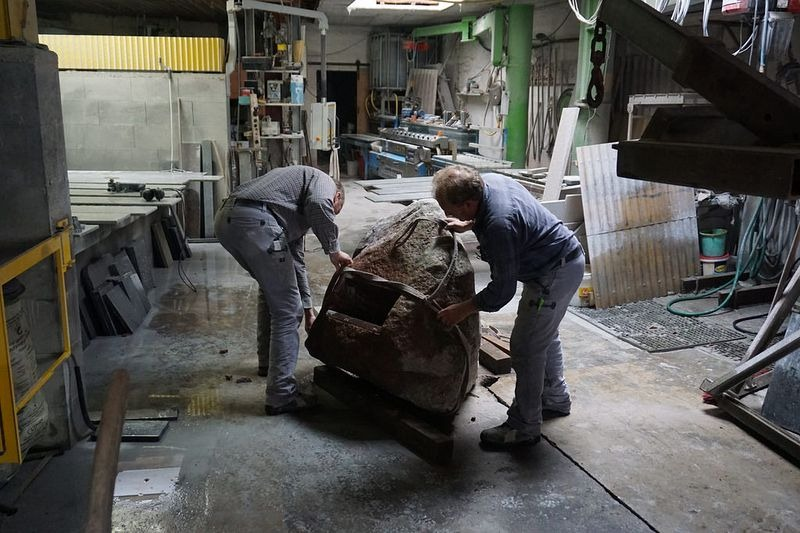 Trong ổ USB kèm theo máy phát wifi, có các file PDF cung cấp hướng dẫn về cách sinh tồn, bao gồm cách chia tay, đối phó với máy bay điều khiển từ xa và hướng dẫn sinh tồn cho phụ nữ độc thân.