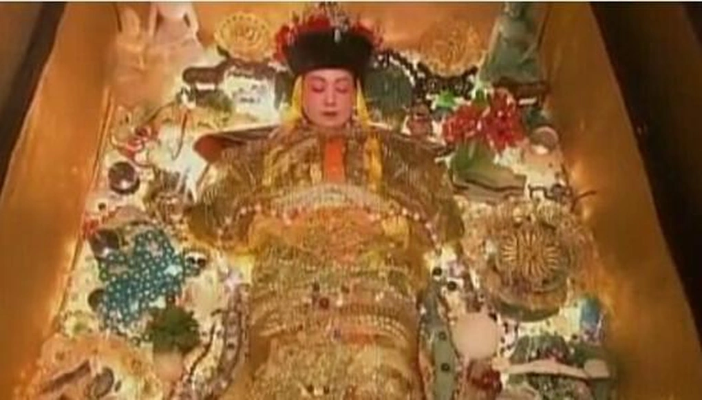 Thi thể của bà sau khi qua đời được bảo quản bằng các phương pháp bí truyền và chôn cất cùng với vô số châu báu. Khi mộ của Từ Hi Thái hậu bị mở ra để đánh cắp vào năm 1928, mọi người đều kinh ngạc khi thấy thi thể của bà vẫn còn nguyên vẹn trên một tấm nệm dệt gấm từ sợi tơ vàng, khảm hàng nghìn viên ngọc trai.