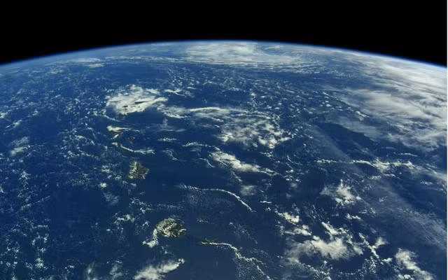 Họ nhìn thấy những thảm họa thiên nhiên, sự tàn phá môi trường và sự ảnh hưởng từ hoạt động của con người.