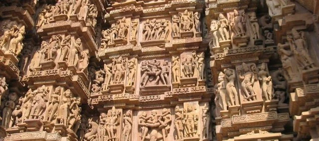 Bên trong ngôi đền là các cột trụ, cửa sổ và gian phòng, với một linga bằng đá khổng lồ ở trung tâm chánh điện.