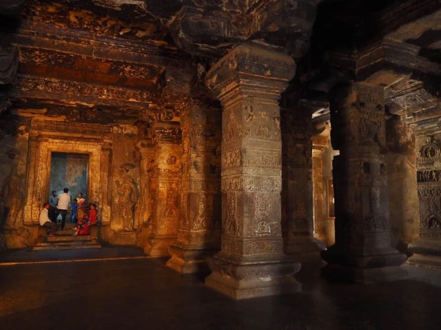 Ngôi đền này có phong cách kiến trúc Dravidian, với chi tiết tinh xảo và một sân đền rộng lớn, trong đó có một khu thờ trung tâm dành riêng cho thần Shiva và tượng con bò Nandi.