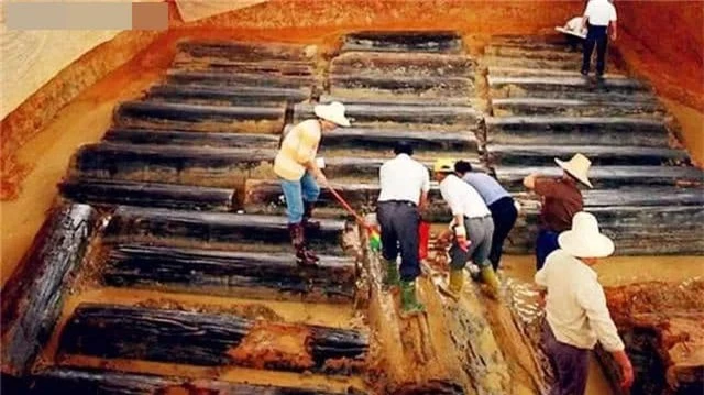 Trong lúc khai quật một ngôi mộ cổ ở Nội Mông Cổ, các nhà khảo cổ đã phát hiện một thi thể phụ nữ đeo mặt nạ bên trong.