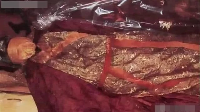 Bên trong, họ phát hiện thi thể của phụ nữ mặc một chiếc váy lụa lộng lẫy và một tấm mạng che mặt dày màu vàng.