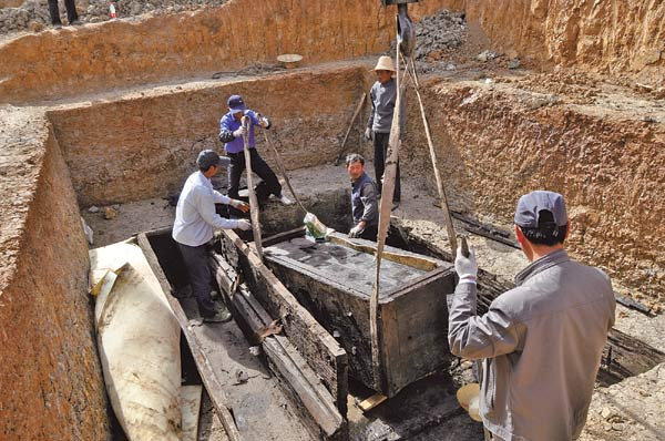 Một nhà khảo cổ đã cảnh báo về nguy cơ và yêu cầu mọi người rời khỏi khu vực và mặc quần áo bảo hộ.