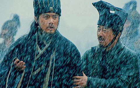 Thứ nhất, trước khi Gia Cát Lượng xuống núi, ông ở Kinh Châu dưới sự kiểm soát của Lưu Biểu, trong khi Tào Tháo đang chiến đấu với Viên Thiệu. Do đó, việc tiếp cận Gia Cát Lượng không phải là điều dễ dàng.