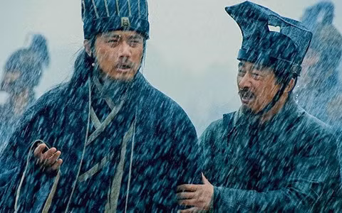 Thứ nhất, trước khi Gia Cát Lượng xuống núi, ông ở Kinh Châu dưới sự kiểm soát của Lưu Biểu, trong khi Tào Tháo đang chiến đấu với Viên Thiệu. Do đó, việc tiếp cận Gia Cát Lượng không phải là điều dễ dàng.