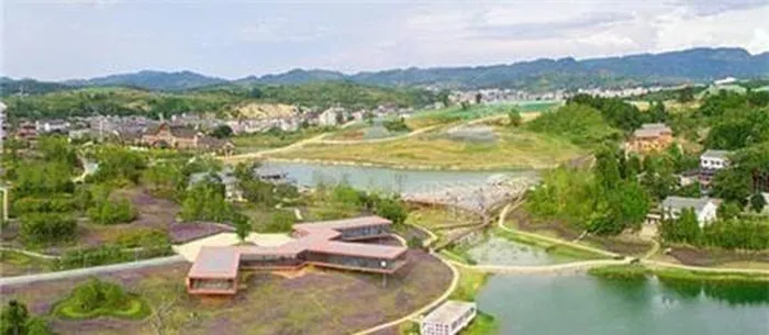 Một ngôi mộ cổ được phát hiện trong hồ nước ở thị trấn Tuân Nghĩa, Tỉnh Quý Châu, Trung Quốc.