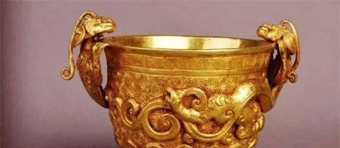 Với hơn 40 miếng vàng và ngọc, cùng một chiếc đồ bạc Song Ngư bằng vàng có kích thước lớn, ngôi mộ này được xác định niên đại vào thời Nam Tống cổ đại.