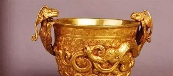 Với hơn 40 miếng vàng và ngọc, cùng một chiếc đồ bạc Song Ngư bằng vàng có kích thước lớn, ngôi mộ này được xác định niên đại vào thời Nam Tống cổ đại.