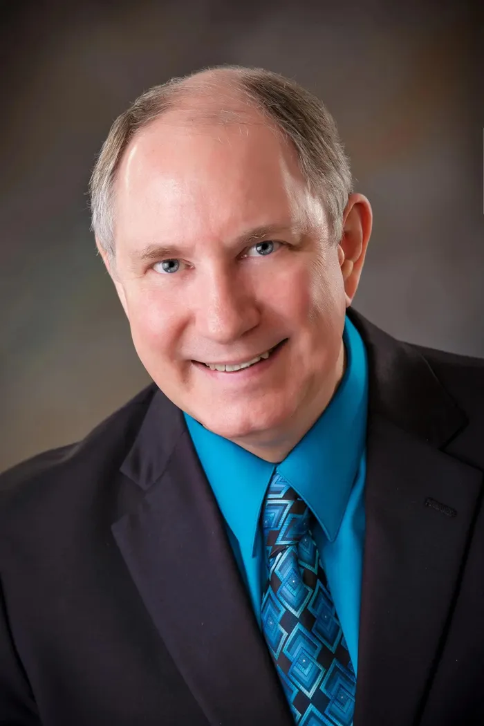 Nhà nghiên cứu Jeffrey Long, chuyên gia hàng đầu về trải nghiệm cận tử, cho biết trải nghiệm cận tử xảy ra khi cơ thể bị tổn thương đến mức bất tỉnh hoặc gần chết.