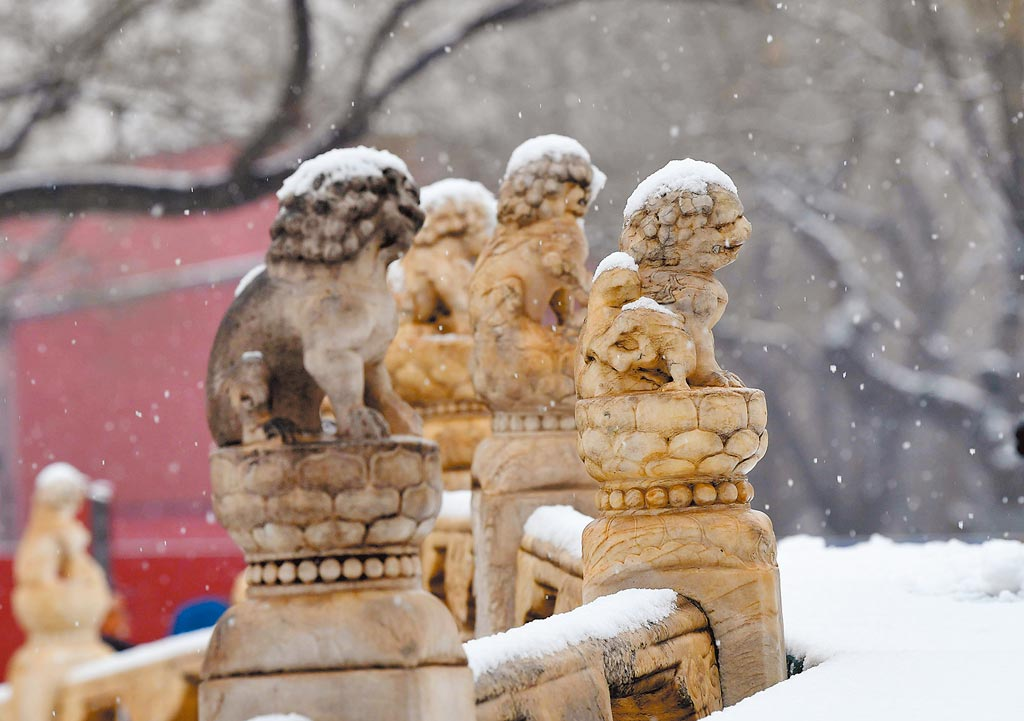 Người ta tin rằng linh hồn của Dịch Vĩ đã nhập vào con sư tử đá này, và từ đó, người dân tránh xa nó.