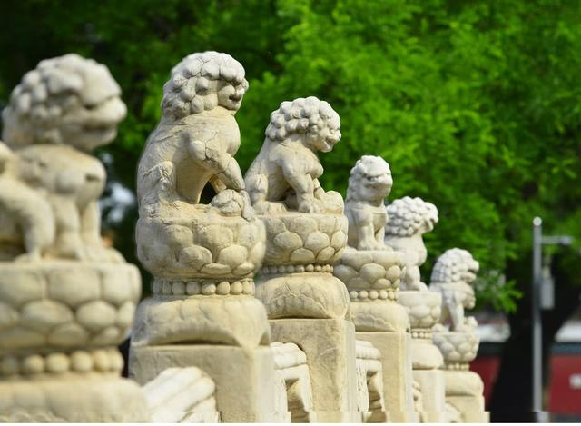 Trong khu vực này, Đoạn Hồng Kiều là một cây cầu đá bắc qua sông Kim Thủy, được trang trí bởi 34 con sư tử đá. Trong số này, con sư tử thứ 4 từ phía tây nam đã trở nên nổi tiếng với câu chuyện rợn người.