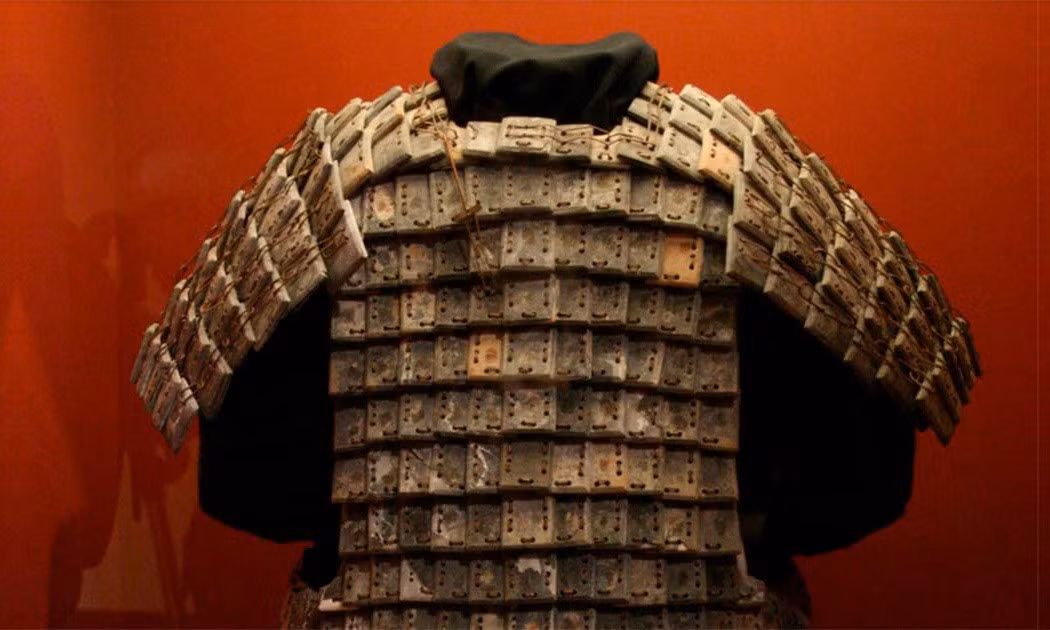 Nghiên cứu gần đây của giáo sư Xuewei Zhang và đồng nghiệp tập trung vào quy trình sản xuất áo giáp đá. Họ nhận thấy quy trình này tương tự như sản xuất áo giáp bằng da, sử dụng phương pháp đúc khuôn và nguyên liệu được nhập từ những địa điểm xa xôi.