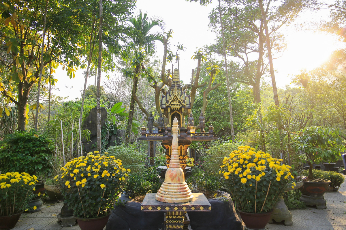 Với địa thế núi non hùng vĩ, cảnh sắc nơi đây vô cùng đặc sắc, kết hợp với hàng chục loài chim muông hót líu lo sẽ giúp du khách có những trải nghiệm thú vị. (Ảnh: Hoàng Hải)