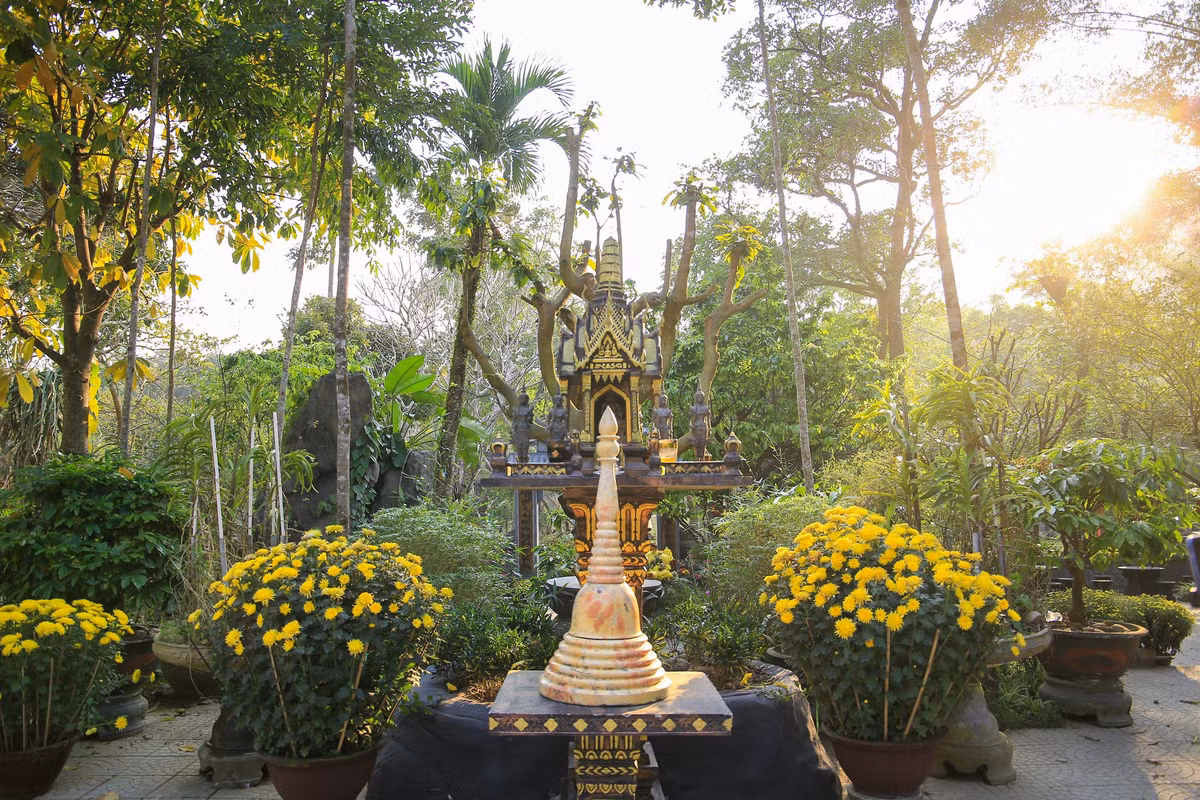 Với địa thế núi non hùng vĩ, cảnh sắc nơi đây vô cùng đặc sắc, kết hợp với hàng chục loài chim muông hót líu lo sẽ giúp du khách có những trải nghiệm thú vị. (Ảnh: Hoàng Hải)