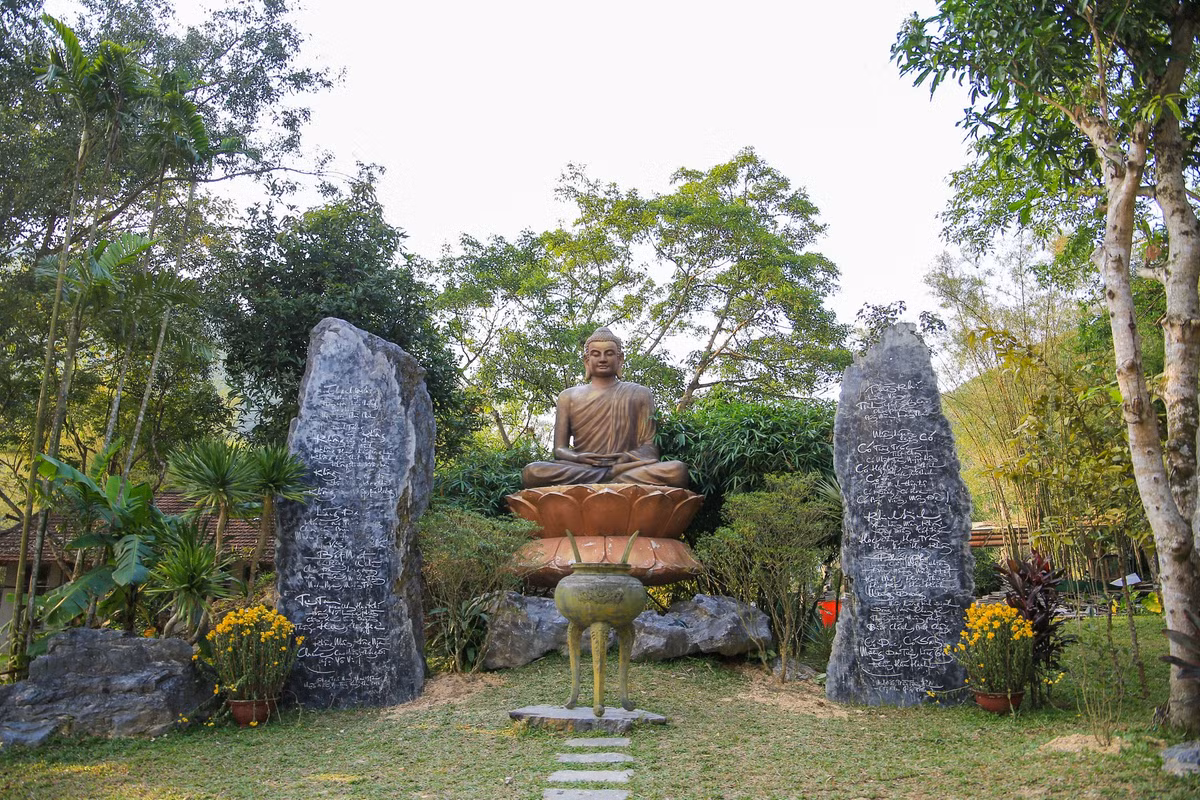 Ngoại viện là nơi để cho Phật tử các giới lui tới học đạo, hỏi đạo,…và là nơi tham quan, du lịch văn hóa, sinh thái cho người dân và du khách.