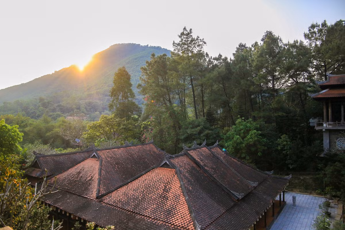 Chùa còn có tên gọi khác là Huyền Không 2, nằm ở nơi ít người biết, diện tích khoảng 50 ha ở rừng thông, xung quanh là các dãy núi với đường đi vào quanh co.