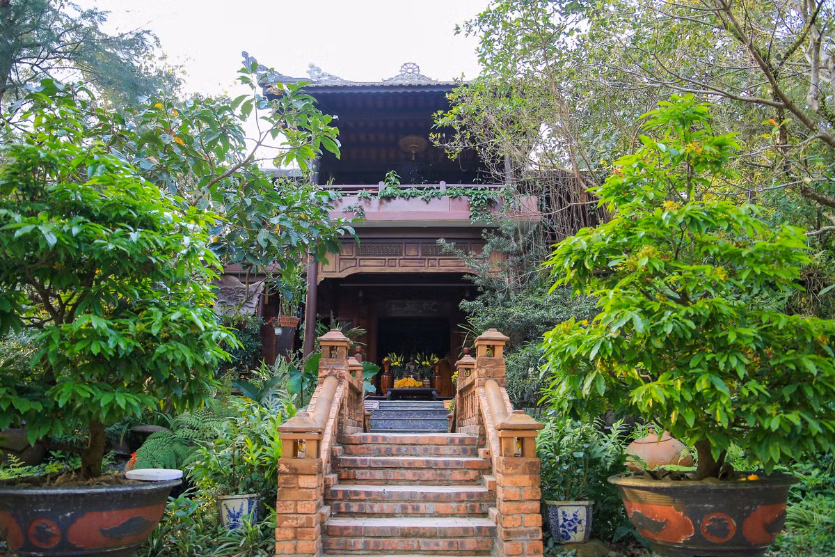 Cây cối bao quanh chùa tạo nên không gian thoáng mát và không khí trong lành.