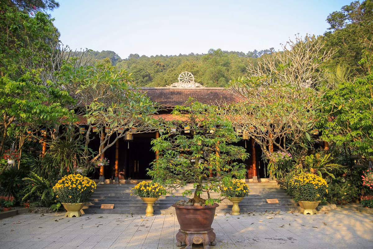 Chùa được thiết kế gồm 2 khu vực chính là Ngoại viện và Nội viện.