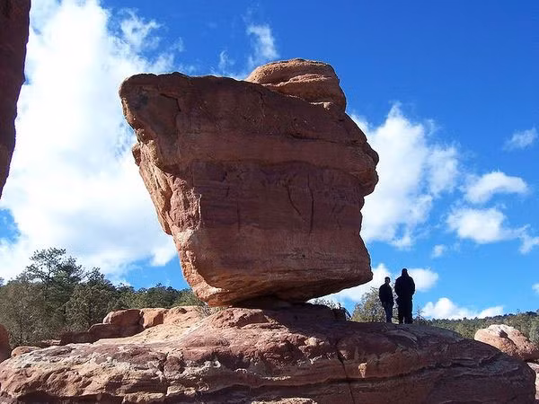 4. Khu vườn của các vị thần (Garden of the Gods park) gần Colorado Springs, Mỹ, có tảng đá sa thạch khổng lồ mang nhiều hình thù thú vị.