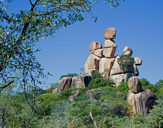 5. Ở khu đồi Matobo, Zimbabwe, các khối đá granite được tạo thành những hình thù độc đáo, như khối đá được gọi là “Mẹ và con”.