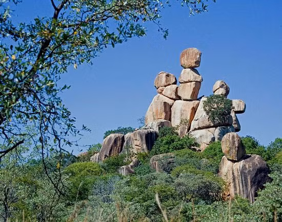 5. Ở khu đồi Matobo, Zimbabwe, các khối đá granite được tạo thành những hình thù độc đáo, như khối đá được gọi là “Mẹ và con”.