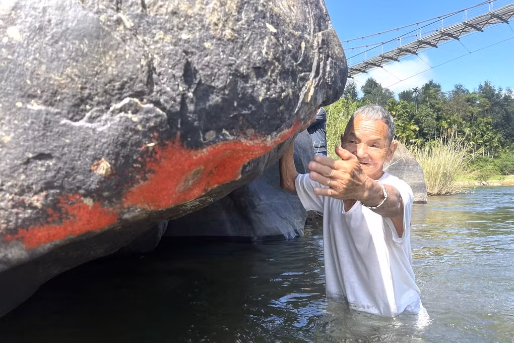 1. Người dân địa phương cho biết, hiện tượng tảng đá nở hoa ở Quảng Nam này xuất hiện cách đây cả trăm năm, thường xuyên diễn ra mỗi 6-7 năm, đặc biệt là vào rằm tháng Giêng hoặc rằm tháng 7. "Hoa đá" có thể thay đổi màu sắc từ vàng sang đỏ, sau đó có thể chuyển sang màu trắng. Các nhà khoa học trước đây đã kiểm tra và nhận định rằng đó chỉ là địa y mọc trên đá, không phải là đá nở ra hoa