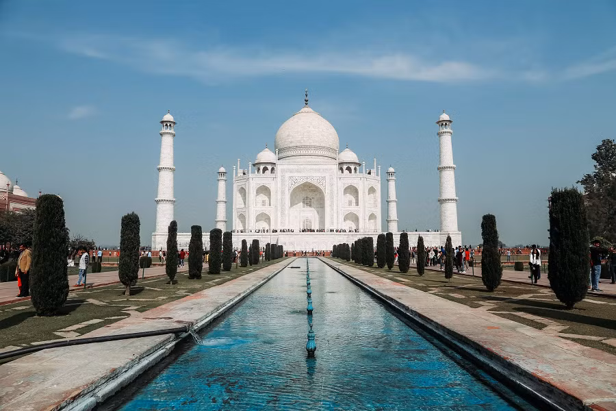 Taj Mahal, một trong 7 kỳ quan thế giới, được xây dựng bởi Shah Jahan để tưởng nhớ người vợ đã mất của ông.