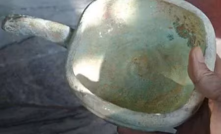 Sau đó một đội nghiên cứu khảo cổ học đã đến kiểm tra và xác nhận đó là một chiếc muôi bạc tráng men xanh từ thời nhà Hán, được coi là di tích văn hóa quốc gia của Trung Quốc.