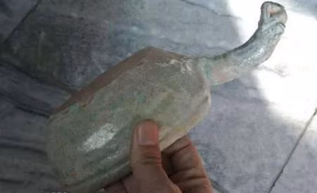 Câu chuyện này lan truyền trên mạng xã hội Trung Quốc vào năm 2018, và món đồ ông Trương nhặt được đã đánh dấu một phát hiện mới trong nghiên cứu khảo cổ học của đất nước này.