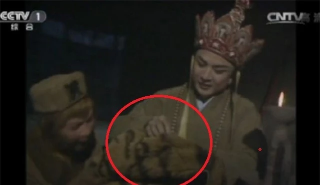 Sau khi được giải thoát, Tôn Ngộ Không và Đường Tăng bắt đầu hành trình thỉnh kinh. Trên đường, họ gặp phải con hổ trong núi. Tôn Ngộ Không giết chết con hổ và lột da mang theo. Đường Tăng sau đó may tấm da hổ thành áo cho Tôn Ngộ Không để giữ ấm.