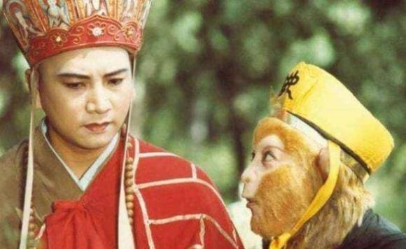 Tôn Ngộ Không mạnh đến mức có thể đánh bại Lý Thiên Vương, Na Tra và Cự Linh Thần, đại náo thiên cung. Nhưng Ngọc Hoàng nhờ Phật Tổ giúp chế ngự con khỉ đá. Tôn Ngộ Không bị giam cầm dưới núi Ngũ Hành Sơn 500 năm cho đến khi được Đường Tăng cứu thoát.