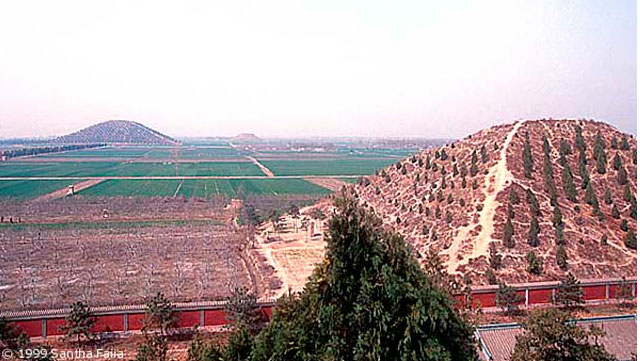 Sau đó, vào năm 1945, phi công Mỹ James Gaussman và Đại tá Maurice Sheahan cũng ghi nhận sự tồn tại của những kim tự tháp này. Tuy nhiên, các nhà khảo cổ Trung Quốc đã phủ nhận sự tồn tại của chúng, hoặc gọi chúng là những ngôi mộ hình thang.