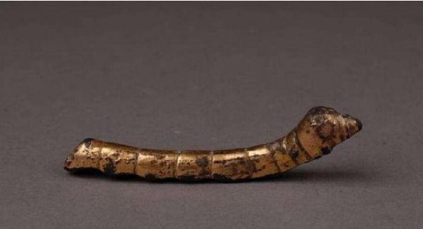 Khi ngồi bên bờ sông, ông vớt được một vật lạ bằng ngón tay lấp lánh, được nhận định là con "tằm vàng".