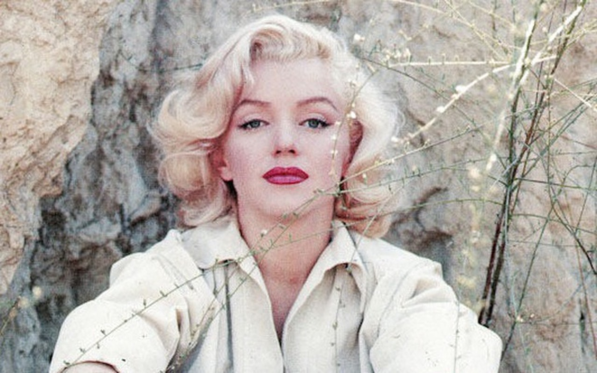 Khi lên 8 tuổi, Marilyn Monroe bị lạm dụng. Nữ diễn viên tuổi Dần từng nghẹn ngào kể rằng bị anh họ và bạn trai của một người bạn thời thơ ấu xâm hại. Điều này khiến cô phải điều trị tâm lý về sau