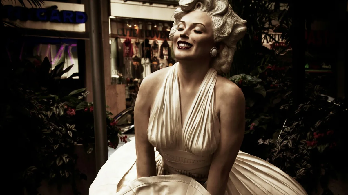 Bất hạnh xảy đến với nữ minh tinh Marilyn Monroe ngay sau khi cô chào đời được 2 tuần. Khi ấy, mẹ của bà là Gladys Baker bỏ con gái tại một trại trẻ ở California để chạy theo tình yêu mới. Không ai rõ bố đẻ của cô là ai.