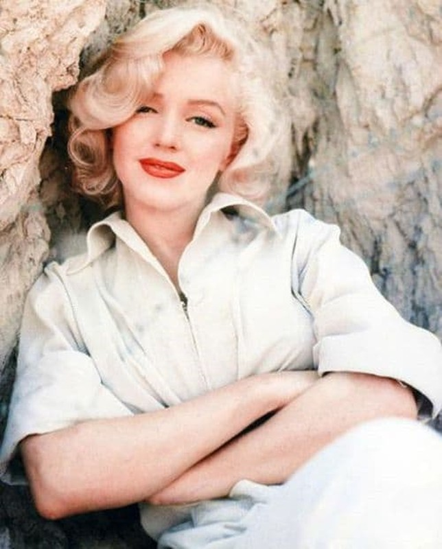 Do bà Baker dành phần lớn thời gian điều trị bệnh tâm thần nên Marilyn Monroe sống nay đây mai đó suốt những năm tháng tuổi thơ. Cô liên tục chuyển đến nhiều trại trẻ và nhà một số bạn bè của mẹ.